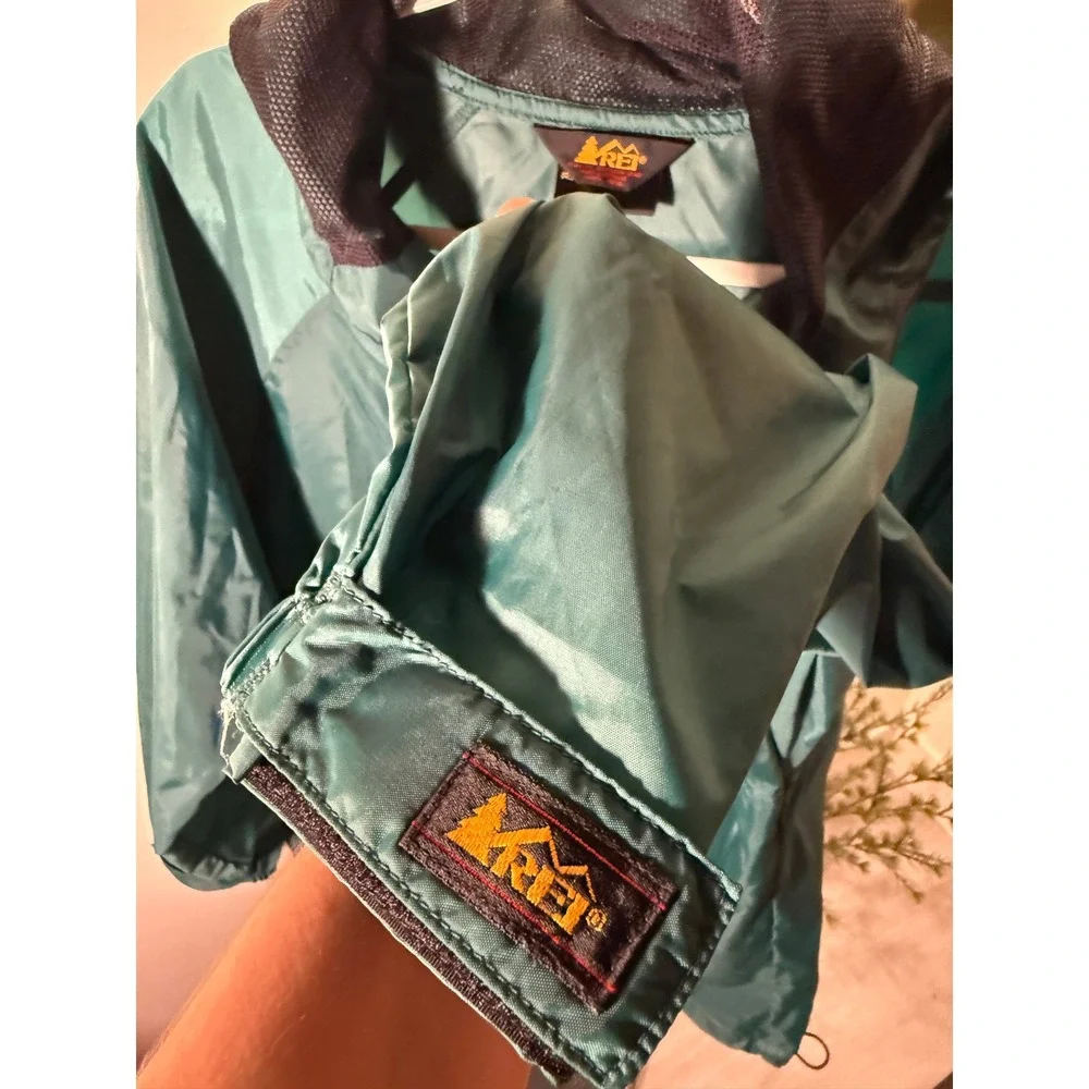 REI Vtg Windbreaker Gorpcore chic unisex med 90s collegiate prep fall transition